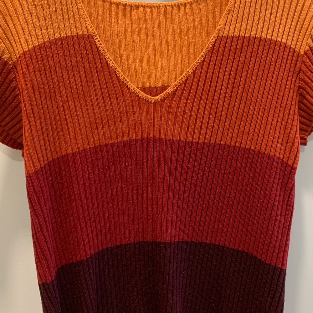 Women’s XS shorts sleeve v neck sweater, multicolored, in great condition! - Picture 2 of 3